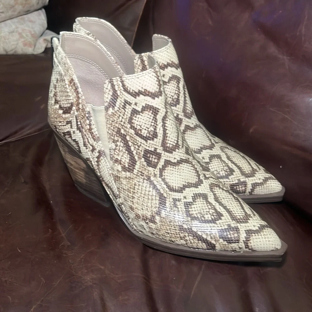Vince Camuto Snakeskin Ankle Boots size 8M - Picture 3 of 8